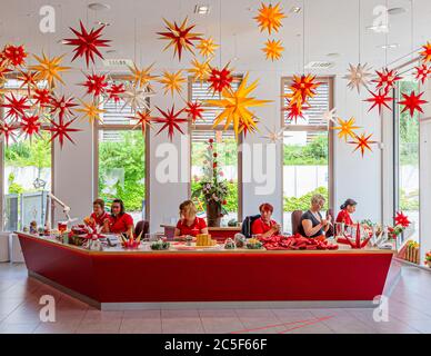 Herrnhut poinsettia Manufaktur. Mährische Sternfabrik (in Deutschland als Herrnhuter Sterne bekannt) in Herrnhut, Deutschland Stockfoto