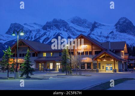 Geschäfte In Canmore An Der Railway Avenue Alberta Canada Bei Nacht Mit Den Schneebedeckten Mount Rundle Rocky Mountains Im Hintergrund Stockfoto