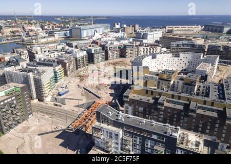 Luftaufnahme des brandneuen Jatkasaari-Viertels, Helsinki, Finnland. Der öffentliche Park ist im Bau. Stockfoto