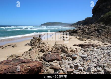 Klippen und der Indische Ozean im Robberg Nature Reserve, einem Weltkulturerbe. Auf der Robberg Peninsula in der Nähe von Plettenberg Bay, Garden Route, Südafrika. Stockfoto