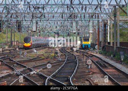 Virgin Trains Klasse 390 Pendolino Zug 390148 ab Manchester Piccadilly mit einem Arriva Klasse 175 175103 wartet Mayfield Loop Stockfoto