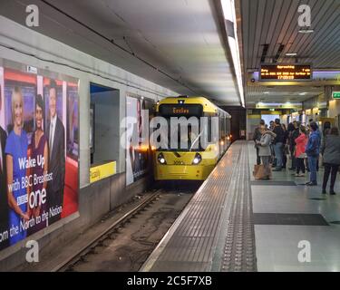 Manchester Metrolink Bombardier Flexity M5000 Tram 3093 in der U-Bahn-Haltestelle am Bahnhof Manchester Piccadilly Stockfoto