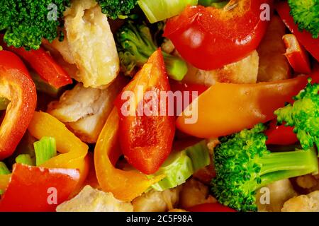 Makro Schuss gehacktes Gemüse und Huhn für einen gesunden Salat. Nahaufnahme. Stockfoto
