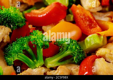 Makro Schuss gehackte und gemischte frisches Gemüse für einen gesunden Salat. Nahaufnahme. Stockfoto