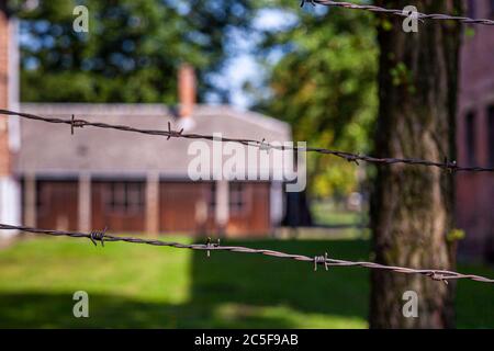 Elektrischer und Stacheldrahtzaun im Konzentrationslager Auschwitz. Denkmal gegen Völkermord Stockfoto