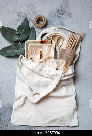 Öko Handwerk Papier und Holz Geschirr. Pappbecher, Geschirr, Tasche, Teller und Holzbesteck in Leinenbeutel. Recycling oder umweltfreundliches Konzept Stockfoto