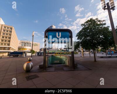 Berlin, Deutschland - 15. Juni 2020 - Eingang zur U-Bahnstation Alexanderplatz am berühmten und zentralen Berliner Alexanderplatz Stockfoto