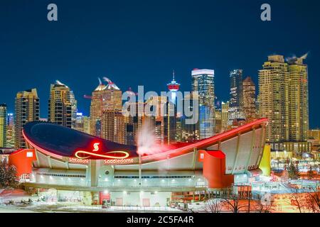 Saddledome und Calgary Skyline, Winter, Calgary, Alberta, Kanada Stockfoto