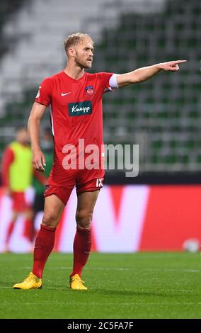 Bremen, Deutschland. Juli 2020. Sebastian Griesbeck (Heidenheim) zeigt. Sport: Fußball: 1. Bundesliga: Saison 19/20: Abstieg erster Abschnitt: SV Werder Bremen - FC Heidenheim, 02.07.2020 Credit: Marvin Ibo G? Ng? R/GES/POOL – weltweite Nutzung/dpa/Alamy Live News Stockfoto