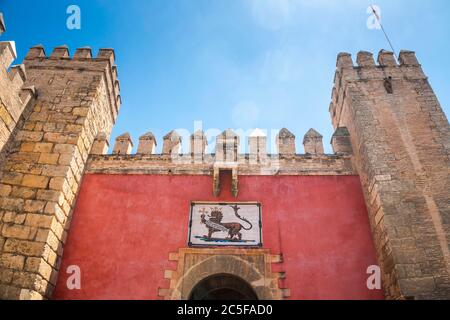 Wappen über Eingangstor, Schlosspalast Real Alcazar, Sevilla, Andalusien, Spanien Stockfoto