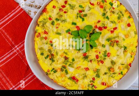Gesunde Rühreier mit Gemüse auf weißem Teller. Kopiespeicher in der Draufsicht. Stockfoto