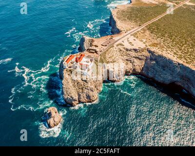 Luftbild, Leuchtturm auf den Klippen, Kap St. Vincent, Sagres, Algarve, Portugal Stockfoto