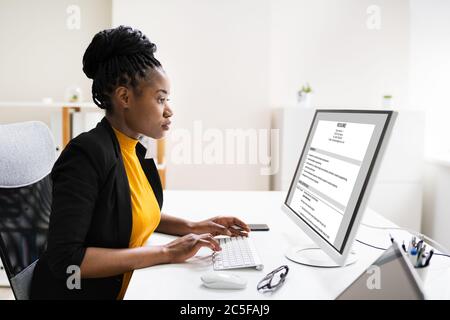 African Business Manager Reading Resume oder Lebenslauf vor dem Interview Stockfoto