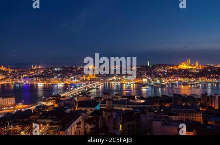 Blick auf die Stadt bei Nacht, Moschee Yeni Cami und Beyazit Camii, Moschee Sultan Ahmet Camii und Hagia Sophia, Sueleymaniye Camii, Galata-Brücke, Golden Horn Stockfoto