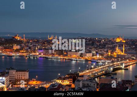 Blick auf die Stadt in der Abenddämmerung, Yeni Cami Moschee und Beyazit Camii, Sultan Ahmet Camii und Hagia Sophia Moschee, Galata Brücke, Golden Horn, Bosporus, Fatih Stockfoto