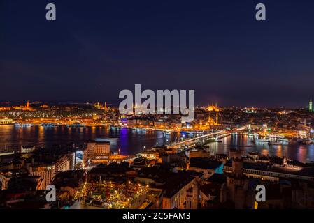 Blick auf die Stadt bei Nacht, Moschee Yeni Cami und Beyazit Camii, Moschee Sultan Ahmet Camii und Hagia Sophia, Sueleymaniye Camii, Galata-Brücke, Golden Horn Stockfoto