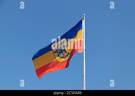 Blauer Himmel mit wehender Flagge von Mecklenburg-Vorpommern, Deutschland Stockfoto