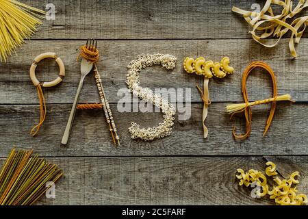 Wort Pasta aus verschiedenen Nudeln auf Holztisch, Pasta Stockfoto
