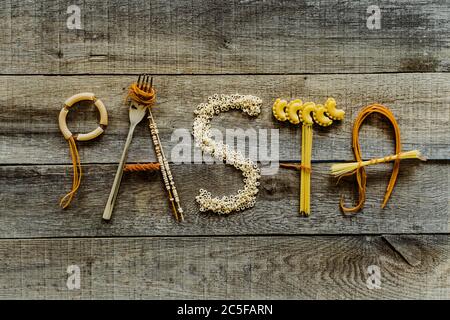 Wort Pasta aus verschiedenen Nudeln auf Holztisch, Pasta Stockfoto