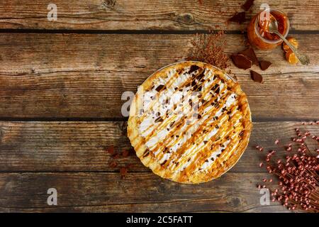 Torte mit Schlagsahne und Karamell Belag. Draufsicht. Stockfoto