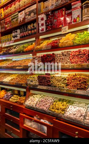 Türkische Köstlichkeiten, türkische Süßigkeiten, Spezialitäten am Marktstand, großer Basar, Kapali Carsi, Istanbul, Türkei Stockfoto