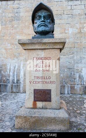 Trujillo, Spanien - 28. Juni 2020: Francisco de Orellana Büste. Spanischer Entdecker und Eroberer. Trujillo, Spanien. Unbekannter Interpret Stockfoto