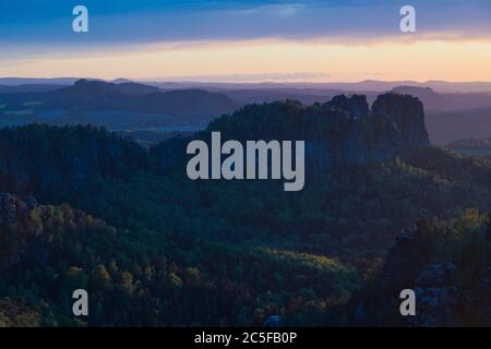 Blick vom Carola-Felsen über das Elbsandsteingebirge mit Schrammsteine und Königstein, Sonnenuntergang im Nationalpark Sächsische Schweiz, Sachsen, Deutschland Stockfoto