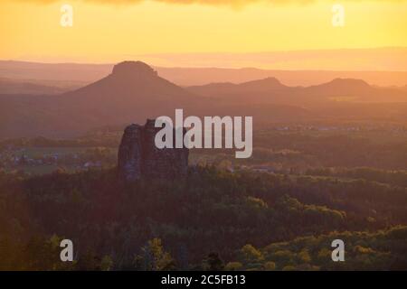 Blick vom Carola-Felsen über das Elbsandsteingebirge mit Schrammsteine, Falkenstein, Koenigstein und Lilienstein, Sonnenuntergang im Nationalpark Sächsisch Stockfoto