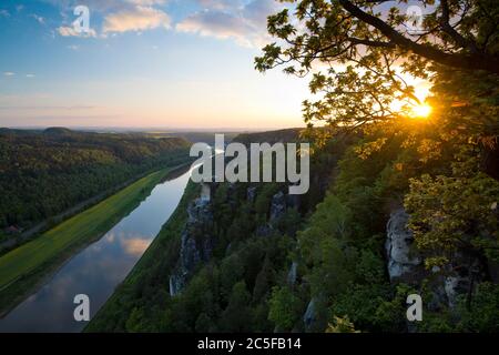 Blick bei Sonnenuntergang von der Bastei, Blick über die Elbe, Elbsandsteingebirge, Nationalpark Sächsische Schweiz, Sachsen, Deutschland Stockfoto