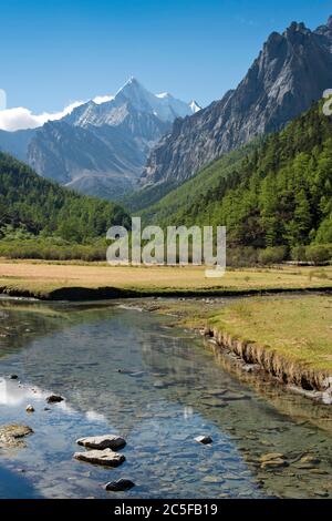 Sacred Mount Jampelyang, 5958 m, Luorong Grassland, Luorong Weide, Yading Nationalpark, Daocheng County, Sichuan, Ost-Tibet, Tibet, China Stockfoto