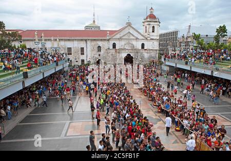 Pilgergruppe in der Basilika, Pilgerzentrum der Basilika Minore del Santo Nino, Cebu City, Cebu, Central Visayas, Philippinen Stockfoto