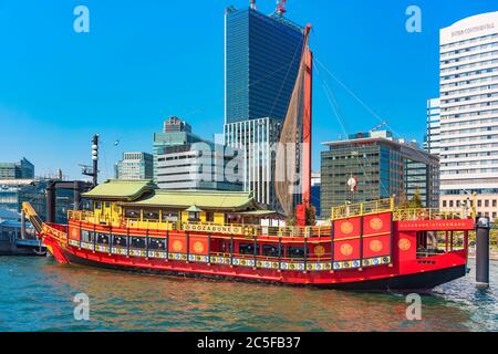 tokio, japan - april 04 2020: Rotes Gozabune Segelboot repliziert Luxusyachten, die in der Edo-Zeit für Tokugawa-Kaiser oder Shoguns als Restaurant verwendet wurden Stockfoto