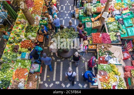 Obst- und Gemüsemarkt, Marktstände, Markthalle, Mercado dos Lavradores, Funchal, Madeira Island, Portugal Stockfoto