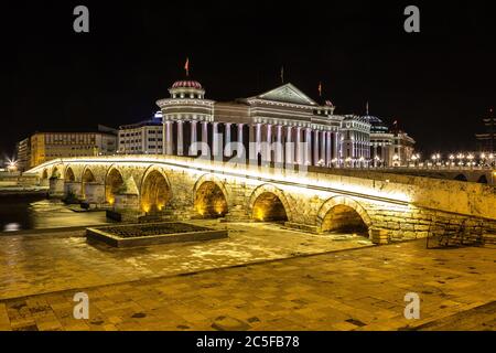 Archäologisches Museum und Brücke in Skopje in einem schönen Sommer nahe, Republik Mazedonien Stockfoto