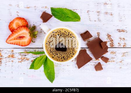 Espresso-Kaffee mit Schaumstoff, Minze und Schokoladenstückchen. Draufsicht. Stockfoto