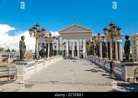 Museum für Archäologie und Brücke in Skopje an einem schönen Sommertag, Republik Mazedonien Stockfoto