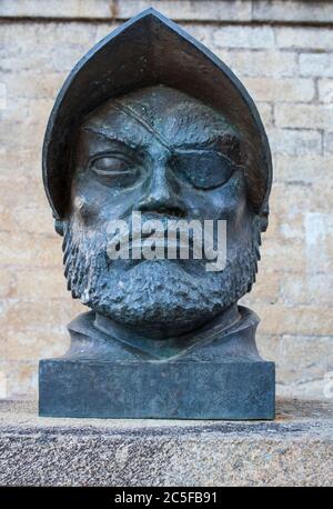Trujillo, Spanien - 28. Juni 2020: Francisco de Orellana Büste. Spanischer Entdecker und Eroberer. Trujillo, Spanien. Unbekannter Interpret Stockfoto