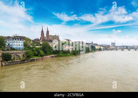 Münster und Rhein in Basel an einem schönen Sommertag, Schweiz Stockfoto