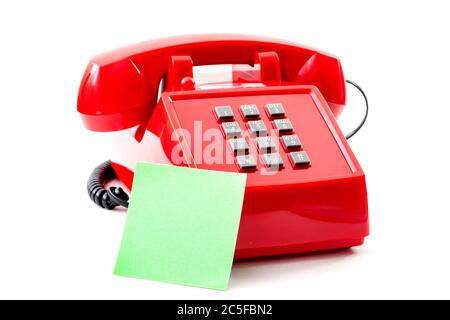 Vintage-Büro, Retro-Druckknopf-Telefon und analoge Telekommunikationstechnologie Konzept Thema mit Nahaufnahme auf alten Telefon mit leerem Papier klebrig n Stockfoto