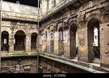 Die Porta Nigra (Schwarzes Tor) in Trier an einem schönen Sommertag, Deutschland Stockfoto