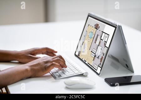 Afrikanischer Bauingenieur Mit Laptop Im Büro Stockfoto