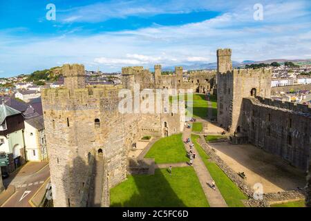 Caernarfon Castle in Wales an einem schönen Sommertag, Vereinigtes Königreich Stockfoto