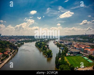 Luftaufnahme der Kirche Vysehrad in Prag an einem heißen Sommertag mit Booten und Menschen genießen Moldau Ufer Stockfoto