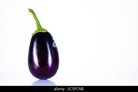 Reife Aubergine auf weißem Hintergrundnikotine Stockfoto