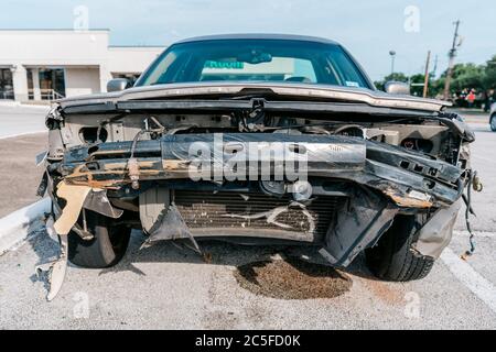 Beschädigtes Auto auf einem Parkplatz geparkt Stockfoto