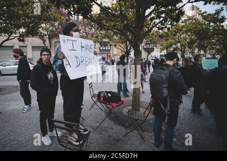 Porto, Portugal - 6. Juni 2020: Afrikanerin auf dem Stuhl mit einem Plakat mit dem Text "Ich habe einen Traum" während der Demonstration gegen Rassismus Stockfoto
