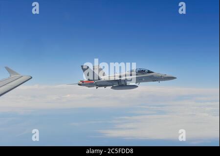 Helsinki / Finnland - 16. MAI 2011: Finnische Luftwaffe Boeing F/A-18, die Finnair Airbus mit der finnischen Eishockeynationalmannschaft begleitet. Stockfoto