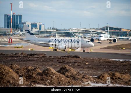 Helsinki / Finnland - 6. APRIL 2018: Ein Airbus-Flugzeug, das von Finnair auf dem Helsinki-Vantaa Airport rollt. Stockfoto