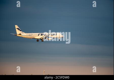 Helsinki / Finnland – 25. JUNI 2018: Der Airbus A320 von Finnair ist an einem stürmischen Abend am Helsinki-Vantaa Airport im Zielflug. Stockfoto