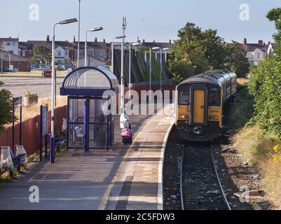 Nördliche Eisenbahn-Klasse 150 Sprinter Zug Ankunft am kleinen einzigen Plattform Blackpool Südbahnhof mit einem wartenden Passagier Stockfoto